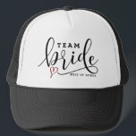 Casquette Jolie équipe de calligraphie moderne mariée person<br><div class="desc">Chapeau camionneur d'équipe avec calligraphie moderne noire et coeur rouge. Il conviendra parfaitement aux douches nuptiales, aux soirées bachelorette et autres événements mariages. Personnalisez ces casquettes pour chaque invité. Cette conception est disponible dans d'autres produits.</div>