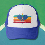 Casquette Joueur cool Retro Stripes Texte Personnalisé<br><div class="desc">Casquette de volley-ball super cool avec des rayures rétro colorées, pagaies de pickleball et balle. Ajoutez 2 lignes de texte personnalisé - dicton personnalisé, nom du club, monogramme, etc. Faites un cadeau parfait pour le pickleball partenaire, entraîneur - également de grands casquettes pour votre club. (changer facilement les couleurs des...</div>