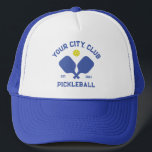 Casquette Joueur de l'équipe de Pickleball Club Personnalisé<br><div class="desc">Debout sur le terrain de pickleball dans ce casquette super cool avec des pagaies croisées de pickleball, une balle et votre texte personnalisé. Modifiez facilement le libellé pour inclure le nom de votre club de pickleball, le nom de l'équipe, la ville ou l'emplacement de votre choix. Modifiez également la police...</div>
