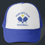 Casquette Joueur de l'équipe de Pickleball Club Personnalisé<br><div class="desc">Debout sur le terrain de pickleball dans ce casquette super cool avec des pagaies croisées de pickleball, une balle et votre texte personnalisé. Modifiez facilement le libellé pour inclure le nom de votre club de pickleball, le nom de l'équipe, la ville ou l'emplacement de votre choix. Modifiez également la police...</div>