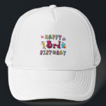 Casquette Joyeux 3e anniversaire 3 ans voeux b jour<br><div class="desc">Joyeux 3ème anniversaire. Design amusant et mignon anniversaire avec un bel ours en peluche tenant un cadeau et un crayon amusant écrivant les souhaits d'anniversaire. Un parfait assortiment de vêtements,  chemises et accessoires.</div>