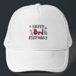 Casquette Joyeux 3e anniversaire 3 ans voeux b jour<br><div class="desc">Joyeux 3ème anniversaire. Design amusant et mignon anniversaire avec un bel ours en peluche tenant un cadeau et un crayon amusant écrivant les souhaits d'anniversaire. Un parfait assortiment de vêtements,  chemises et accessoires.</div>