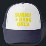 Casquette Joyeux été ensoleillé jours seulement Citation<br><div class="desc">Joyeux design de typographie positive avec la citation 'Summer days seulement' dans une police rétro jaune.</div>