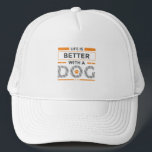 Casquette La vie est meilleure avec un chien moderne gris et<br><div class="desc">Design de typographie moderne gris et orange - la vie est meilleure avec les chiens. Un design sympa pour les amoureux de les chiens. Arrière - plan blanc personnalisé.</div>