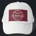 Casquette Lac Winnipesaukee NH ville personnalisée, nom, anc<br><div class="desc">Lake Winnipesaukee, New Hampshire conception d'ancre nautique est personnalisée avec votre ville (comme Moultonborough, Wolfeboro, Meredith, Alton, Gilford, Weirs Beach, etc.) et votre nom (ou supprimer). Ce design de style rétro et vintage comprend un cercle blanc, une ancre, des pagaies croisées et une banderole audacieuse qui lit le lac Winnipesaukee....</div>