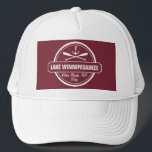 Casquette Lac Winnipesaukee NH ville personnalisée, nom, anc<br><div class="desc">Lake Winnipesaukee, New Hampshire conception d'ancre nautique est personnalisée avec votre ville (comme Moultonborough, Wolfeboro, Meredith, Alton, Gilford, Weirs Beach, etc.) et votre nom (ou supprimer). Ce design de style rétro et vintage comprend un cercle blanc, une ancre, des pagaies croisées et une banderole audacieuse qui lit le lac Winnipesaukee....</div>
