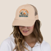 Casquette Le bonheur vient à Waves Retro Beach (En situation)