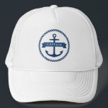 Casquette Le capitaine de la corde d'ancrage nautique sur la<br><div class="desc">Chapeau de camion avec ancre marine bleu foncé entourée d'une bordure de corde. De l'autre côté de l'ancre se trouve un ruban bleu avec un champ modèle pour votre texte personnalisé. Texte par défaut "Capitaine".</div>