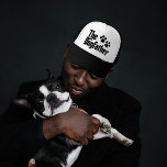 Casquette Le Dogfather s'amuse en noir et blanc en disant :<br><div class="desc">Avec le texte du Dogfather avec des empreintes de pattes en noir et blanc, ce camionneur est le casquette parfait pour le papa chien. Bien que les mots ne soient pas modifiables, vous pouvez changer la couleur du texte à ce que vous voulez et le rendre unique à vous. Achetez...</div>