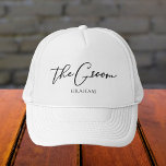 Casquette Le Mariage minimaliste chic personnalisé Groom<br><div class="desc">Ce casquette de marié chic et simple porte votre nom sous une élégante typographie noire lisant The Groom. Customisez ces élégants et modernes casquettes de fête de mariée pour votre mariage ou votre baccalauréat.</div>
