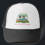 Casquette Le rétro campeur/remorque et les Flamants roses<br><div class="desc">Un casquette comportant une illustration d'une rétro maison de remorque avec la rayure de turquoise et la tente et trois flamants en plastique roses dans la cour.  Le texte personnalisable indique que "à la maison est où vous mettez vos Flamants roses !"</div>