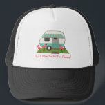 Casquette Le rétro campeur/remorque et les Flamants roses<br><div class="desc">Un casquette comportant une illustration d'une rétro maison de remorque avec la rayure de turquoise et la tente et trois flamants en plastique roses dans la cour.  Le texte personnalisable indique que "à la maison est où vous mettez vos Flamants roses !"</div>
