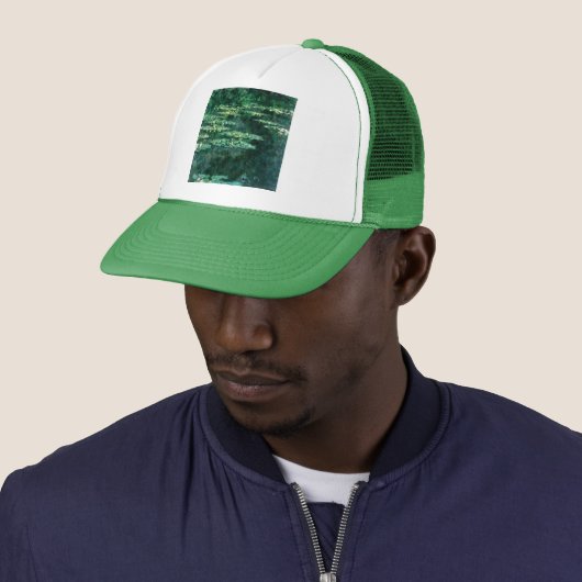 Casquette L'EAU MENSONNE EN ÉTANG VERT par Claude Monet (En situation)
