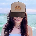 Casquette les années 70 Inpirée Retro Sunset Summer Sunrise<br><div class="desc">Offrez-vous les vibes rétro de la les années 70 avec notre chapeau de camionneur de couchers de soleil "Salty But Sweet" d'inspiration vintage. Conçu pour ceux qui ont une attitude décontractée avec un soupçon de douceur, ce camionneur qui capte l'essence de la fraîcheur côtière. Que vous soyez en train de...</div>