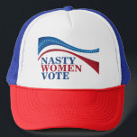 Casquette Les Femmes Nasty Votent Le Drapeau Américain Fémin<br><div class="desc">Ce casquette féministe politique dit aux politiciens que Nasty Women votent et que nous serons là en bleu pour les élections de mi-mandat de 2022. Soutenez les droits des femmes et l'égalité dans ce casquette en votant avec un billet de parti démocrate.</div>