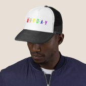 Casquette Lettering Design ‘Monday’ dans Rainbow Colors (En situation)