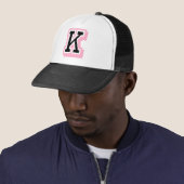 Casquette lettre rose noire K (En situation)