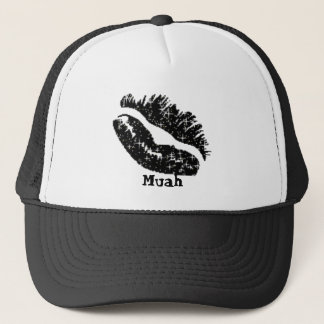 Casquette lèvres noires, Muah