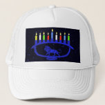 Casquette Lion bleu Menorah<br><div class="desc">Doté d'une menorah Chanukkah sur le thème du lion avec les huit bougies et le shamash brûler. Chanukkah est le "Festival des lumières" du milieu de l'hiver.</div>