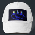 Casquette Lion bleu Menorah<br><div class="desc">Doté d'une menorah Chanukkah sur le thème du lion avec les huit bougies et le shamash brûler. Chanukkah est le "Festival des lumières" du milieu de l'hiver.</div>