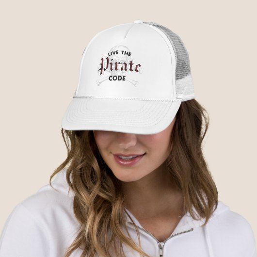 Casquette Live the Pirate Code (En situation)