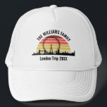 Casquette Londres Angleterre Sunset Custom Family Trip<br><div class="desc">Casquette de vacances à Londres personnalisé avec une silhouette des attractions de la ville en face d'un coucher de soleil cool,  y compris le pont,  le London Eye (Millenium Wheel),  et l'horloge Big Ben. Cool Royaume-Uni voyage garde souvenir.</div>
