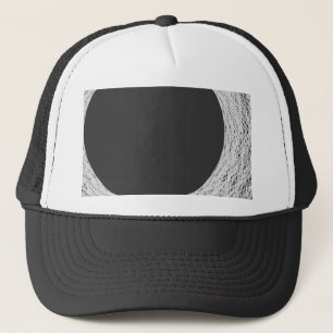 Casquette lumière de lune entourée de ténèbres mystérieuses