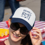 Casquette Maman des garçons<br><div class="desc">Es-tu mère d'un gamin de garçons ? Célébrez votre statut de maman garçon avec ce chapeau de camionneur mignon avec le dicton "maman des garçons" en bleu marine typographie avec un coeur et une illustration de flèche. Faites sourire une maman bien-aimée cette Fête des Mères avec ce casquette mignon avec...</div>