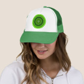 Casquette Mandala vert géomagnétique (En situation)