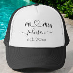 Casquette Mariage Fiançailles Coeur M. Mme Nom personnalisé<br><div class="desc">M. et Mme nom de famille personnalisé avec chapeau de camionneur à coeur girly mignon avec nom customisé et date établie qui fait un cadeau personnalisé et spécial pour un cadeau mariage,  anniversaire,  Noël ou fiançailles.</div>