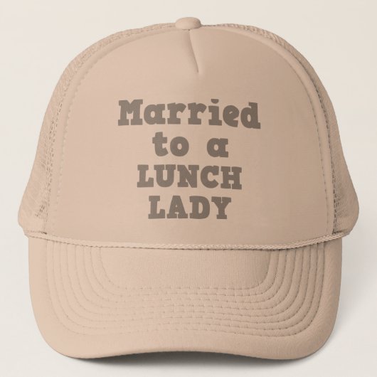 CASQUETTE MARIÉ À UNE DAME DE LA CAFÉTÉRIA (Devant)