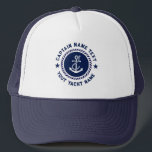 Casquette Marine Bleu Blanc Ancre nautique Nom du capitaine<br><div class="desc">Illustration de l'ancre du bateau nautique blanc au-dessus d'un cercle bleu marine et d'une bordure de corde avec un nom de capitaine et de yacht personnalisable. Avance étoiles bleues.</div>
