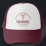 Casquette Maroon Gold Médicale School Graduable sur mesure<br><div class="desc">Ce cadeau de casquette de diplôme de l'école de médecine personnalisée en marron et or présente une typographie moderne pour une classe de 2024 diplômés. Customisez avec votre année d'obtention du diplôme sous le caduceus pour une infirmière ou un médecin pour un médecin diplômé.</div>