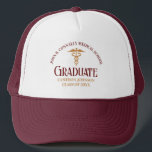 Casquette Maroon Gold Médicale School Graduable sur mesure<br><div class="desc">Ce cadeau de casquette de diplôme de l'école de médecine personnalisée en marron et or présente une typographie moderne pour une classe de 2024 diplômés. Customisez avec votre année d'obtention du diplôme sous le caduceus pour une infirmière ou un médecin pour un médecin diplômé.</div>