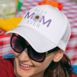 Casquette Meilleure maman jamais avec l'impression d'image m<br><div class="desc">Best Mom Ever With Daisy Image Print Trucker Hat (violet version 2). Le design mignon montre "MOM" avec une image stylisée d'une marguerite positionnée comme "O". Les feuilles graphiques sont superposés sur les deux "M". La copie "Aimer toujours" peut être changée à votre préférence. Fait le cadeau parfait pour votre...</div>