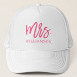 Casquette Mme Script personnalisée<br><div class="desc">Montrez votre nouveau nom de famille avec ce joli casquette avec un script de brosse moderne en rose chaud.</div>