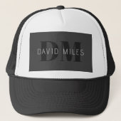 Casquette Moderne Gris Foncé & Nom et Monogramme Modifiables (Devant)
