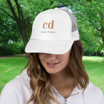Casquette Monogramme blanc or nom élégant moderne<br><div class="desc">Un arrière - plan blanc classique et chic. Personnalisez et ajoutez vos initiales de monogramme écrites avec des lettres en blocs dorés et votre nom en noir et or. Moderne,  tendance et simple.</div>