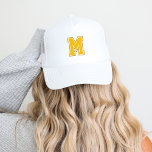 Casquette Monogramme de Varsité jaune<br><div class="desc">Montrez votre côté sportif avec un casquette de baseball personnalisé avec une audacieuse lettre monogramme de style collégial. Personnalisez-le avec vos couleurs préférées pour correspondre à votre équipe de sport ou à votre style personnel pour un look qui vous est propre. Parfait pour les jours de jeu, les sorties décontractées,...</div>