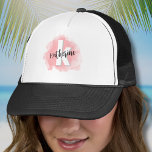 Casquette Monogramme initial rose<br><div class="desc">Une aquarelle rose pâle et douce fournit la toile pour un monogramme mignon et contemporain, avec initiales et nom. La palette de couleurs noir et blanc du monogramme, composée de polices modernes propres mélangées à une police de script, dégage un charme simple mais amusant. Que vous souhaitiez utiliser votre prénom...</div>