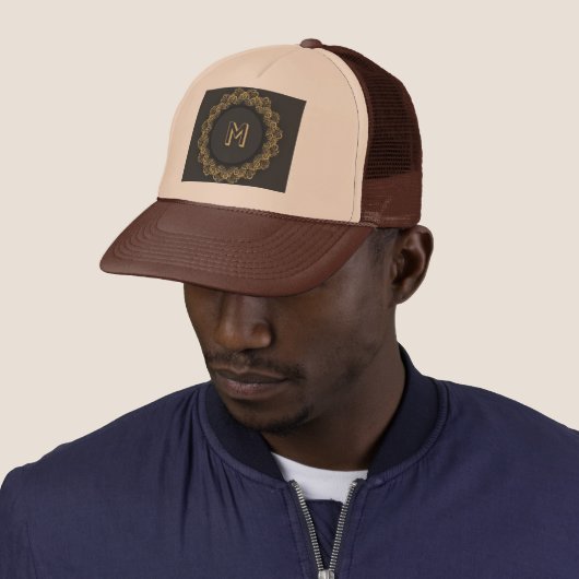 Casquette Monogramme M initiale imprimée Image Tan et Marron (En situation)