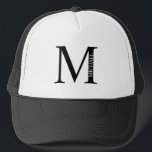 Casquette Monogramme personnalisé et chapeau de camion de no<br><div class="desc">Monogramme personnalisé et cadeau de nom caractéristiques monogramme personnalisé et nom dans le style de police serif classique.</div>