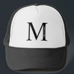 Casquette Monogramme personnalisé et chapeau de camion de no<br><div class="desc">Monogramme personnalisé et cadeau de nom caractéristiques monogramme personnalisé et nom dans le style de police serif classique.</div>