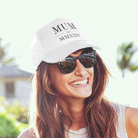 Casquette Mum Roman Année Numérique Établie<br><div class="desc">Un chapeau de camionneur blanc minimaliste moderne pour célébrer une nouvelle maman chic,  ce design épuré minimaliste comprend "Maman" ou votre choix de surnom de maman dans des lettres serif noires. Personnaliser avec l'année elle est devenue une maman en dessous en chiffres romains élégants pour une touche chic.</div>