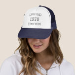 Casquette Né en 1970 édition limitée anniversaire<br><div class="desc">Vous pouvez ajouter un peu d'originalité à votre garde-robe avec cette édition limitée design d'anniversaire moderne avec une police de typographie impressionnante, c'est une excellente idée cadeau pour les hommes, les femmes, mari, femme petite amie, et un petit ami qui aimeront cette oeuvre unique. Le meilleur cadeau de vacances unique...</div>