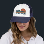 Casquette né en 1984 anniversaire vintage<br><div class="desc">Vous pouvez ajouter un peu d'originalité à votre garde-robe avec ce vintage coucher de soleil retro original 1983 design d'anniversaire avec des couleurs et des caractères typographiques superbes lettrage, est une excellente idée cadeau pour les hommes, les femmes, mari, femme petite amie, et un petit ami qui aimeront cette oeuvre...</div>