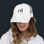 Casquette Noir blanc initiales monogramme nom élégant modern<br><div class="desc">Un arrière - plan blanc classique et chic. Personnalisez et ajoutez vos initiales de monogramme écrites avec des lettres en blocs dorés et votre nom en noir. Moderne,  tendance et simple. Pour lui et elle.</div>