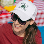 Casquette Nom de famille Cabine Forêt Pins verts Arbres<br><div class="desc">Nom de famille Cabine Forest Green Pine Trees Trucker Chapeau</div>