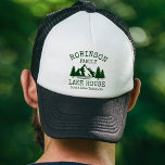 Casquette Nom de famille Lake House Forest Green Silhouette<br><div class="desc">Un casquette élégant affichant votre nom de famille personnalisé avec "lake house" et nom du lac,  emplacement ou autre texte souhaité. Les caractéristiques comprennent une silhouette personnalisée d'arbres rustiques,  de montagnes et de lac. N'hésitez pas à visiter mon magasin de créateurs pour voir d'autres articles comme celui-ci. Merci .</div>