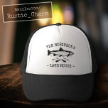 Casquette Nom de famille Lake House Oars Fish Style rustique<br><div class="desc">Un chapeau de baseball et de camionneur élégant avec votre nom de famille personnalisé, maison de lac, cabine de pêche ou autre texte désiré et il est date établie. Ce design personnalisé présente une typographie de style rustique avec des oeuvres d'art d'un poisson et de bateaux. N'hésitez pas à visiter...</div>